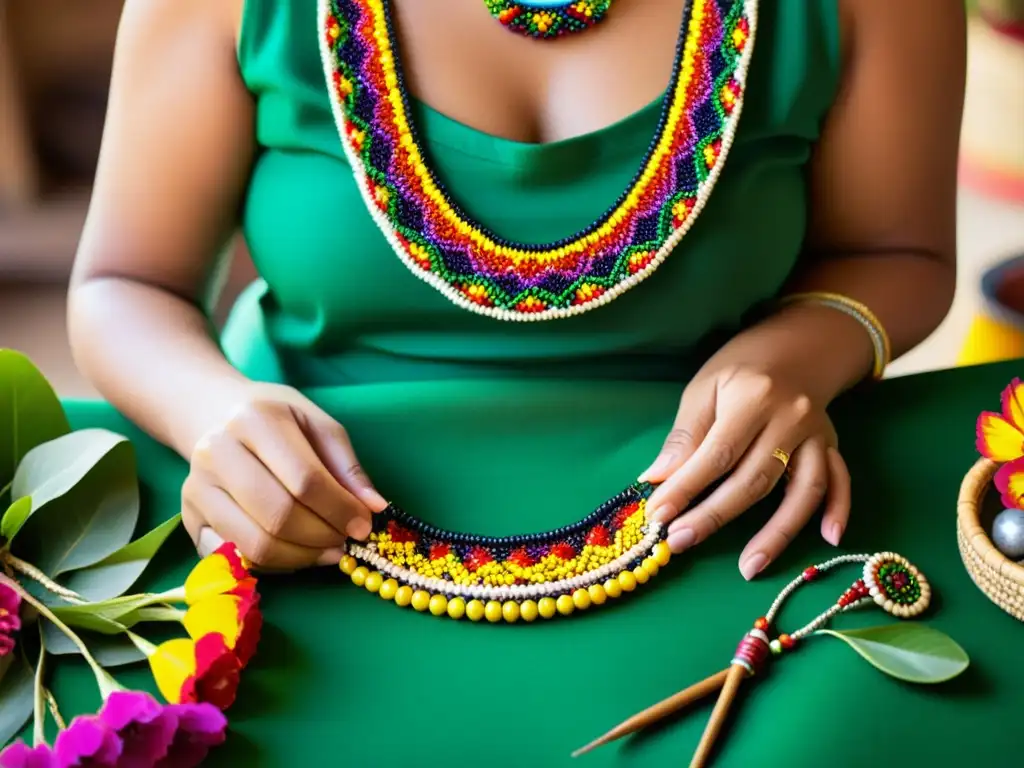 Un artesano nativo crea un collar de cuentas coloridas